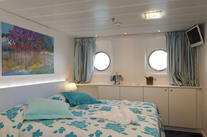 Main Deck 2 Adjustable Twin Beds Cat A